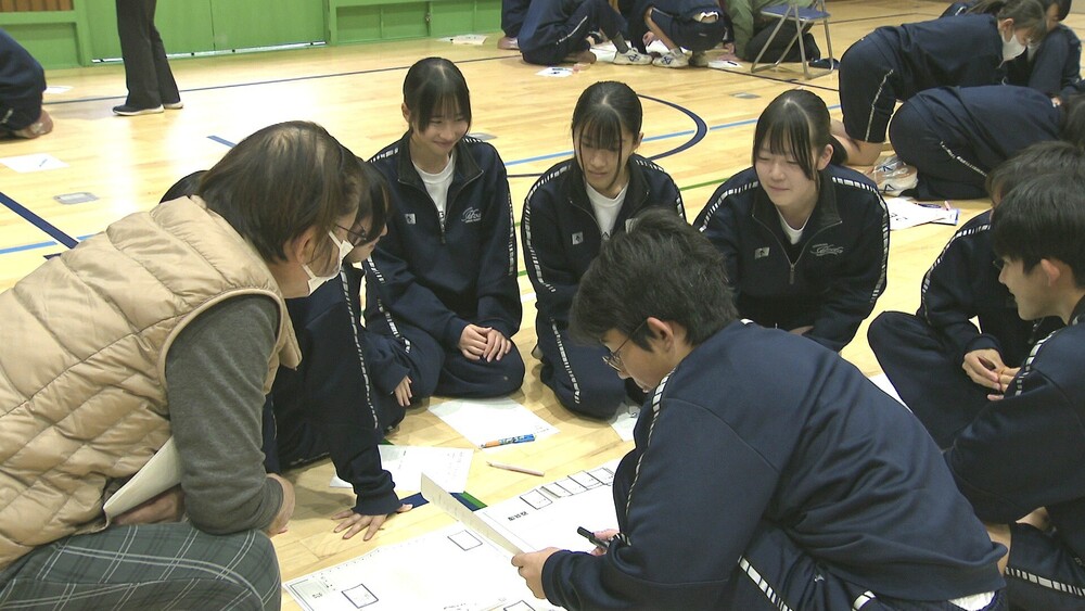 災害時の対応を模擬体験　中学生と地元住民が避難所の運営方法をゲーム形式で学ぶ