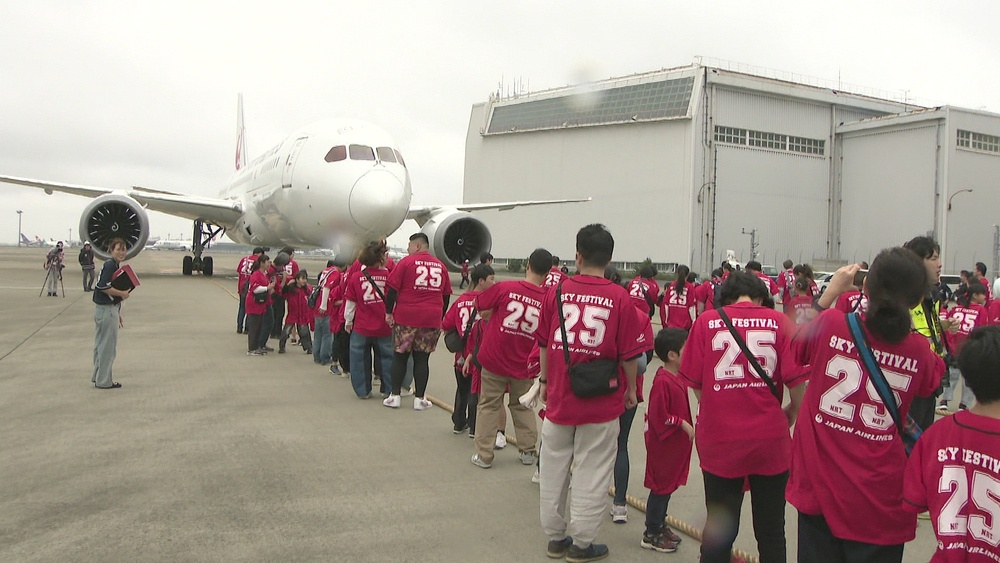 約２００トンの巨大飛行機を前に　成田空港で毎年恒例の飛行機との綱引き大会