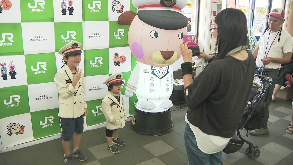 行列ができる人気の「駅長体験」　開業１３０周年迎えＪＲ津田沼駅で記念イベント