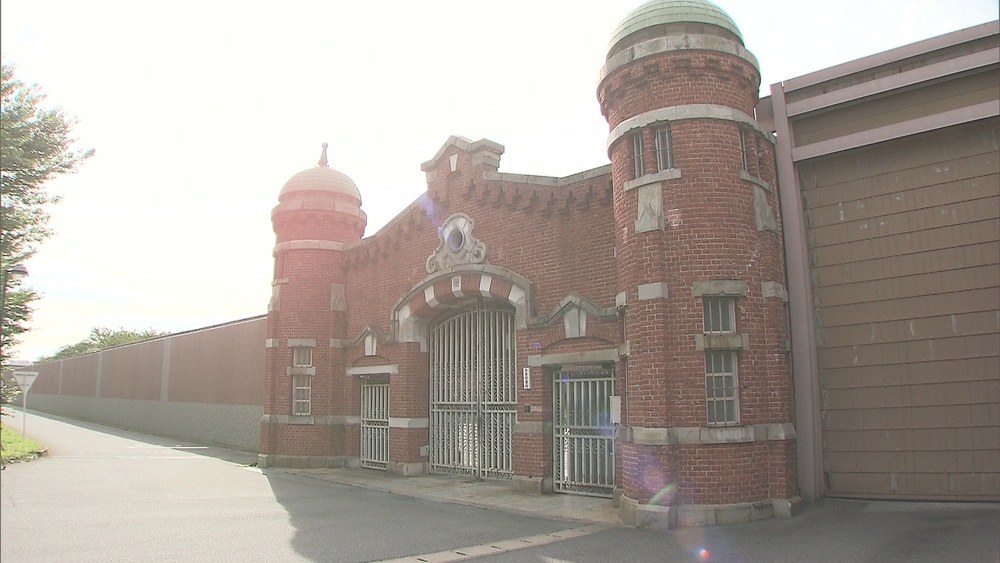 同房で就寝中に水筒で殴り殺害か　千葉刑務所の４６歳受刑者の男を殺人容疑で逮捕