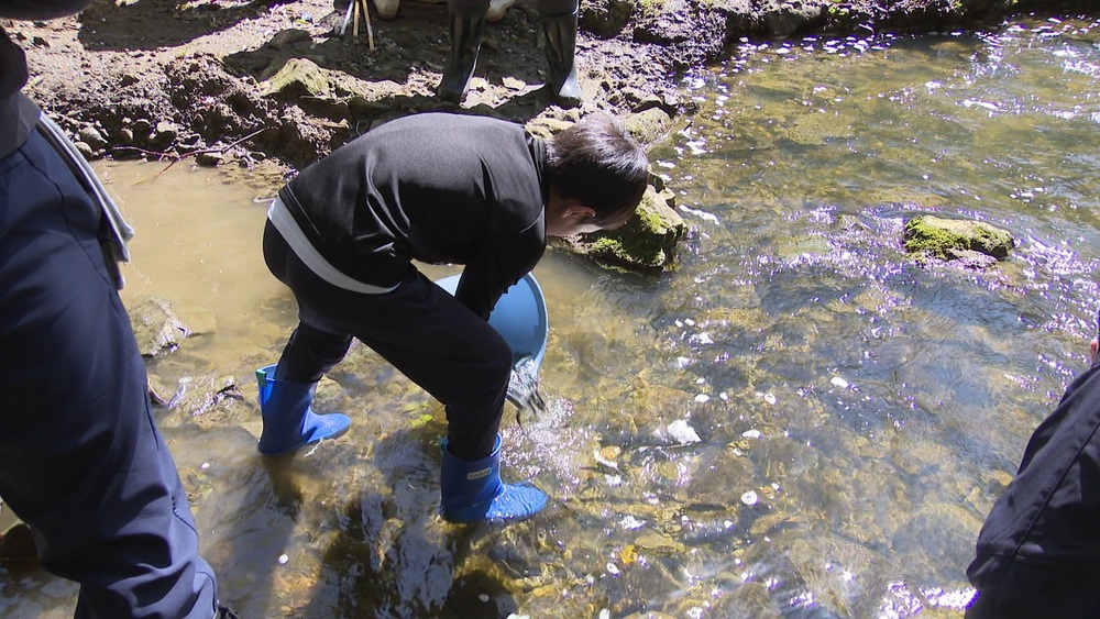 「大きく育ってね」児童によるアユの稚魚放流体験　千葉県富津市の湊川支流で