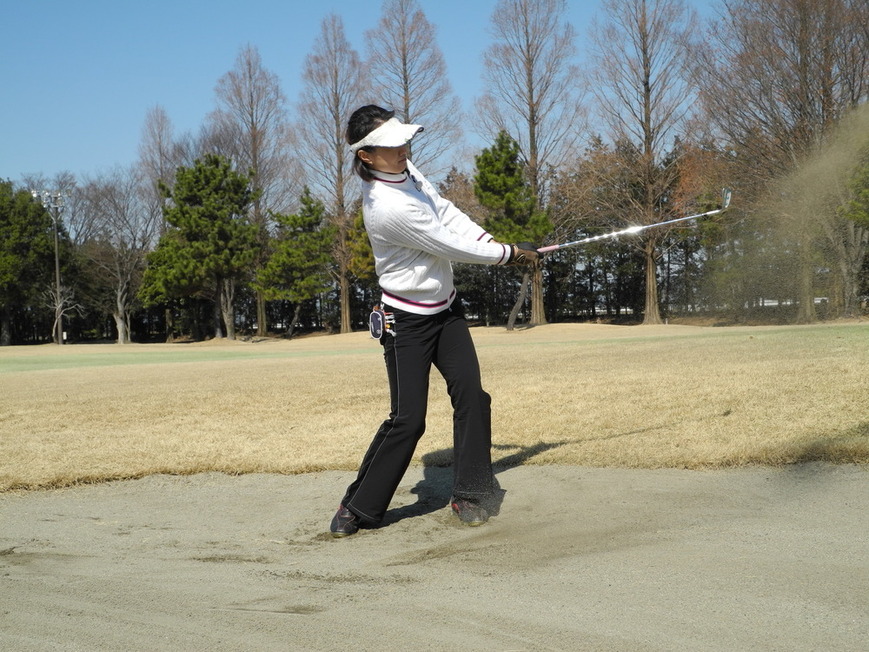 牧野裕のEnjoy Golf～距離のあるバンカーショットについてアドバイス