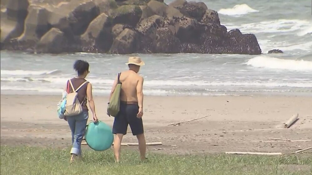 鴨川で猛暑日に迫る暑さ　蒸し暑さも続く