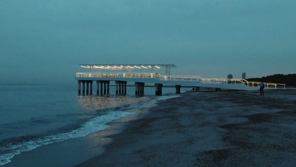 海に向かって…長さ90mのウッドデッキ完成 千葉市稲毛海浜公園