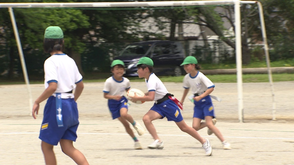 船橋市の小学生が「タグラグビー」に歓声！クボタスピアーズの選手がラグビー教室