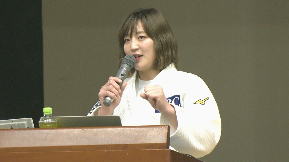 ともえ投げ披露で生徒たち大喜び　パリ五輪柔道金・角田選手　幕張総合高校で講演