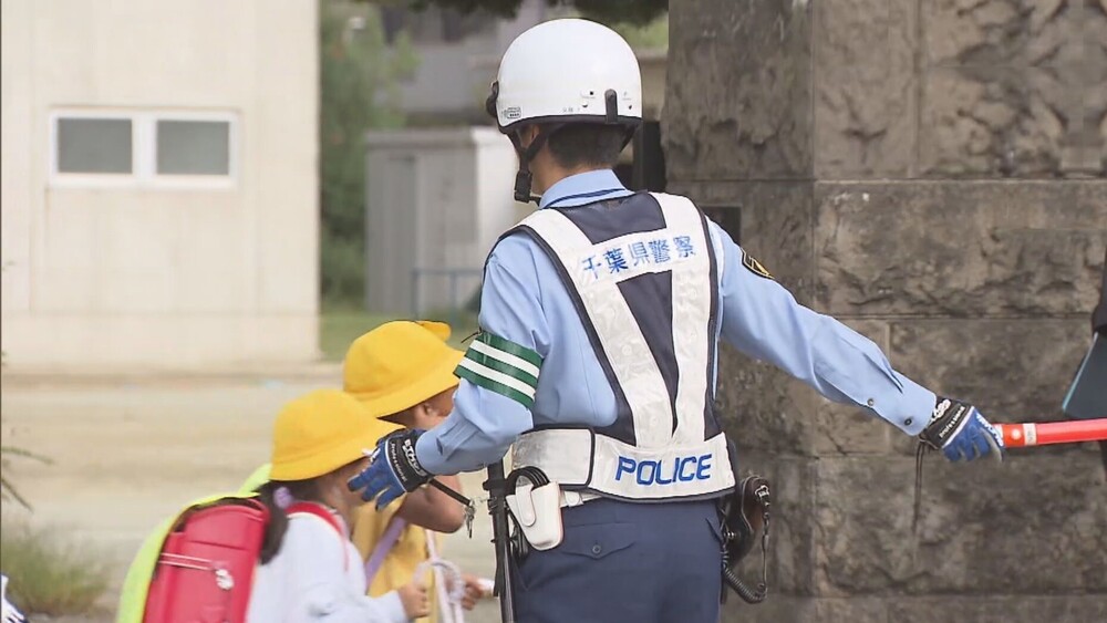 警察官が通学路に立ち　全国一斉に交通安全の街頭指導