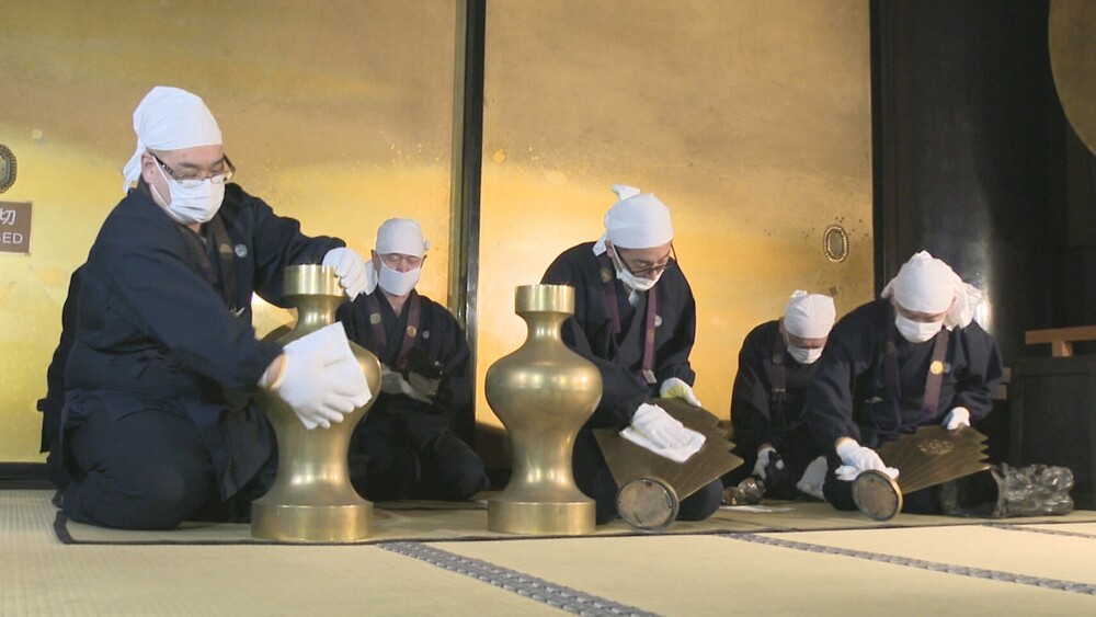 成田山新勝寺で恒例の「すす払い」　新年に向け１年間の汚れ落とす　千葉・成田市