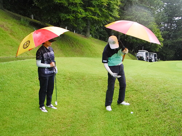 牧野裕のEnjoy Golf～左足上がりのアプローチについてアドバイス～