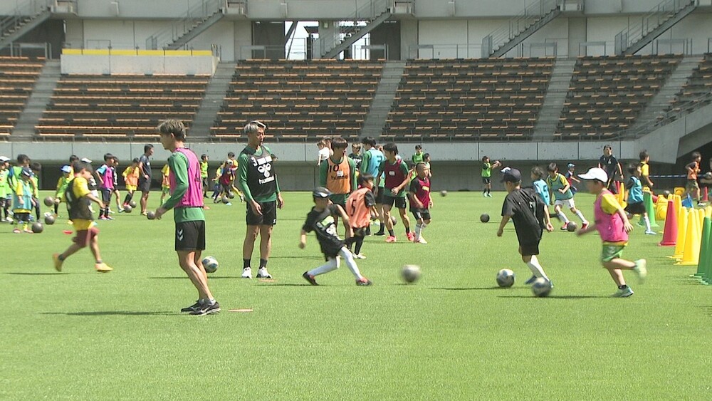 千葉市の小学生約１００人がジェフ千葉の選手たちと交流　スポーツの楽しさを学ぶ