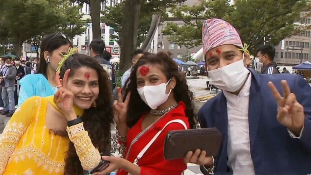 民族衣装に身を包み料理に舌鼓 千葉市で留学生たちが母国の祭りを祝う
