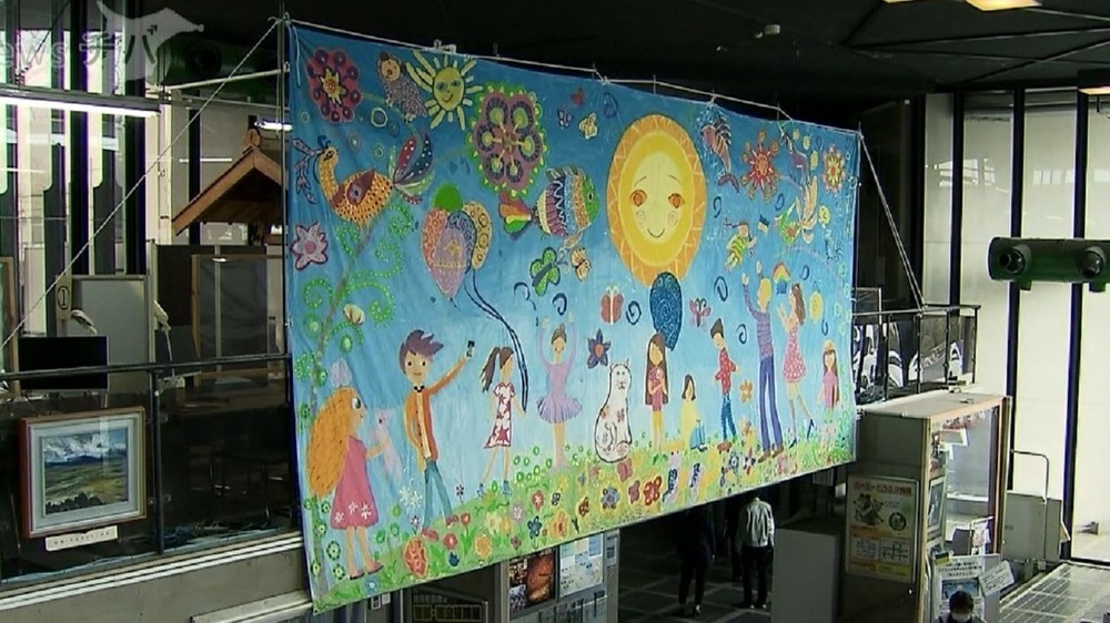 平和への願い込め… ウクライナの子どもたちが描いた「キッズゲルニカ」展示