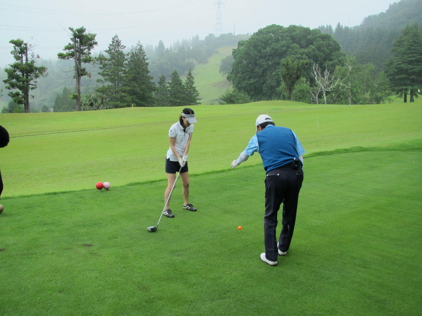 牧野裕のEnjoy Golf～左上がり時の打ち方