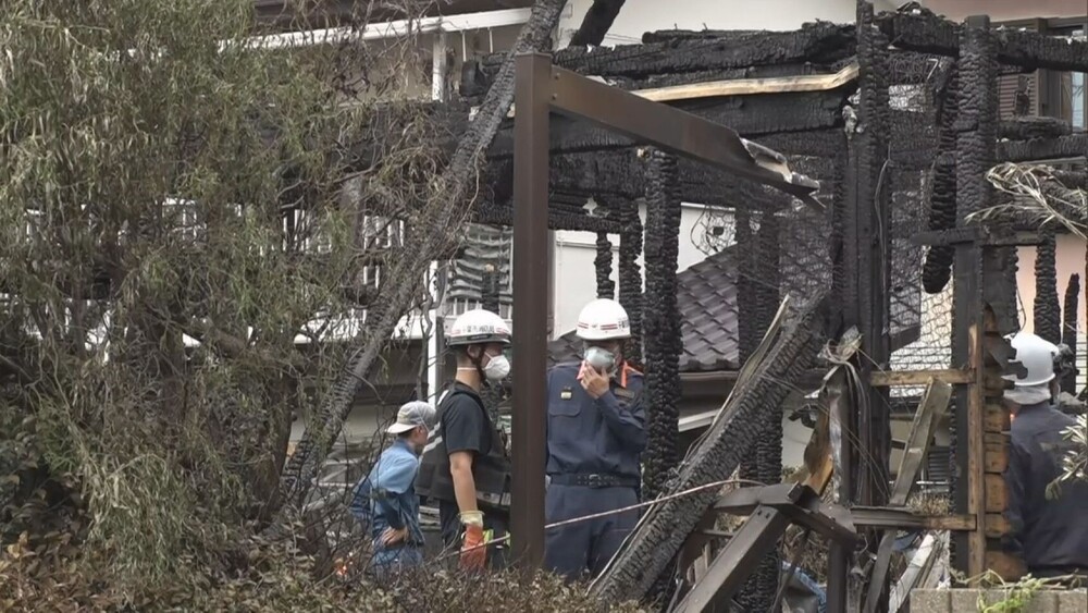 千葉市花見川区で住宅２棟全焼　１人の遺体見つかる