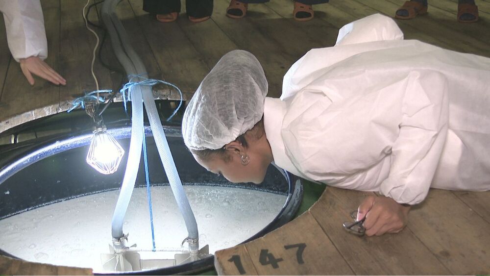 SAKEの魅力を発掘！留学生らが日本の伝統的な酒造りを見学