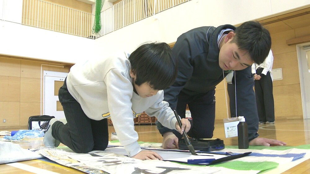 小学校で地元の高校生が書き初めの出前授業　初の異校種交流　千葉・船橋市