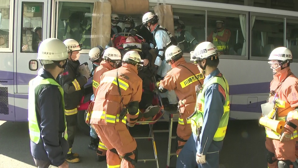 アクアラインで多重事故を想定した合同訓練　千葉・神奈川から４０人以上が参加
