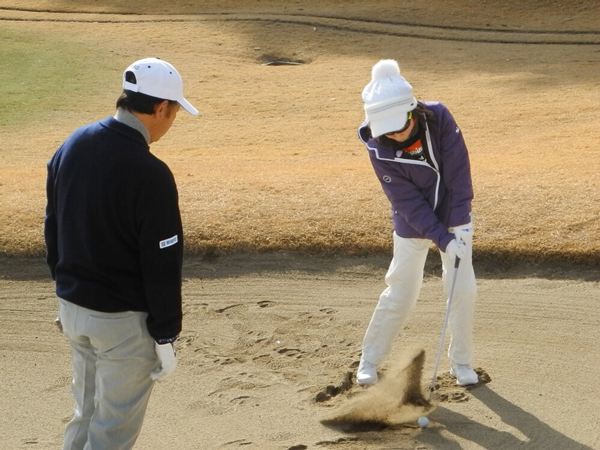 牧野裕のEnjoy Golf～あごの高いバンカーショットの打ち方について～