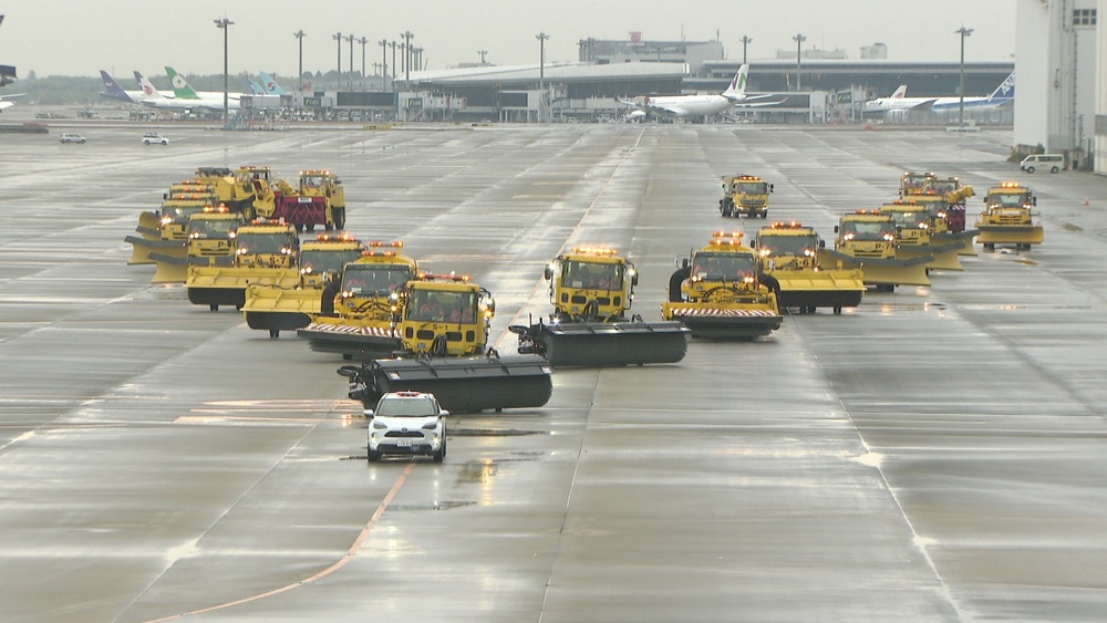 成田空港で滑走路の積雪に備え除雪訓練　２１台の除雪車で作業手順を確認