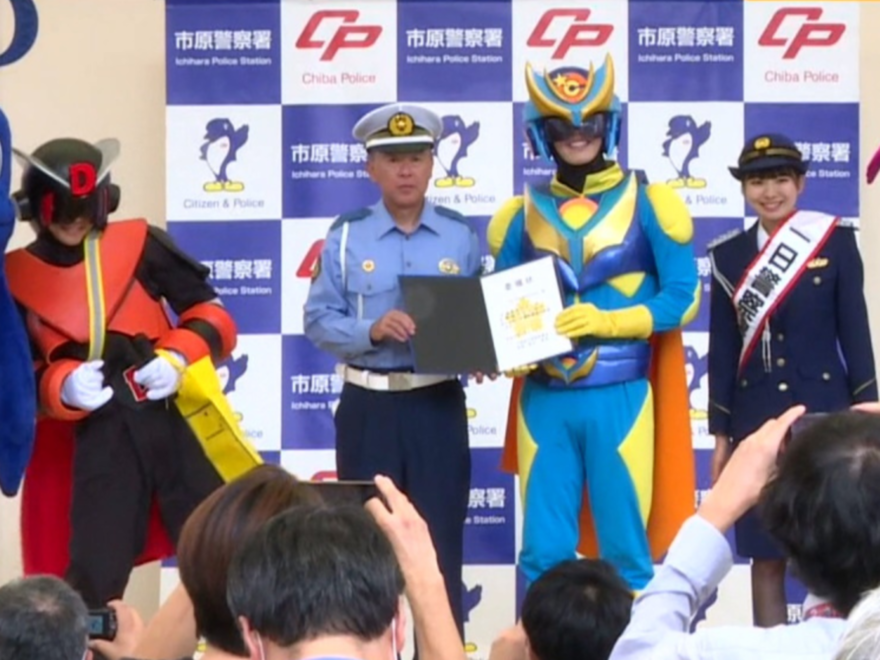 “チュバチュバ”の3人が1日警察署長に！子どもたちに交通安全呼びかけ