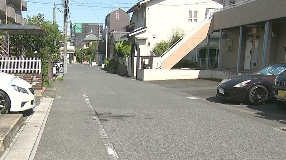 走る車から振り落とされたか　千葉県流山市の路上で男性が意識不明の重体
