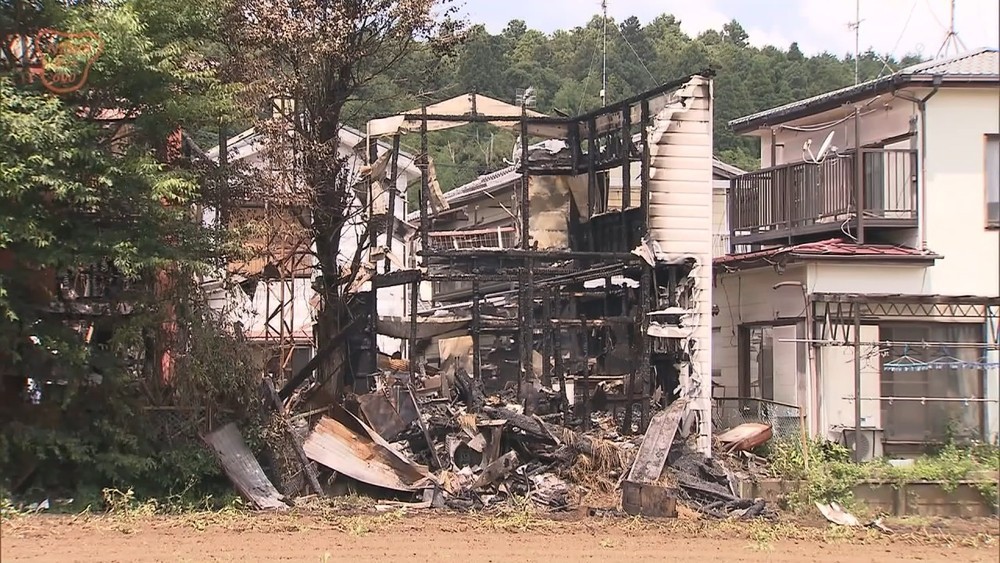 住宅と倉庫が全焼 焼け跡から遺体