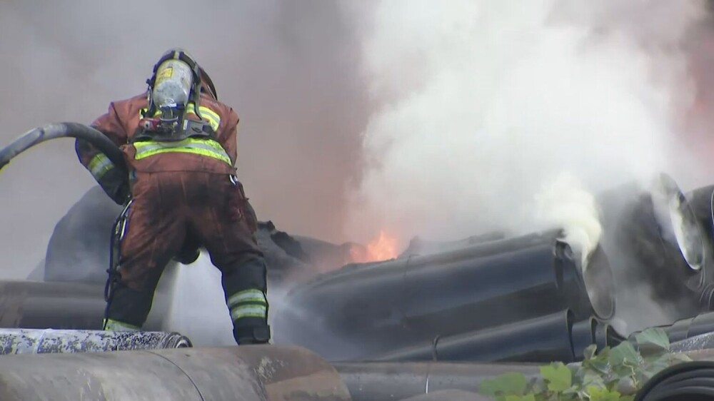 千葉・柏市の資材置き場で火災　黒煙あがり消防車１２台出動し消火続く