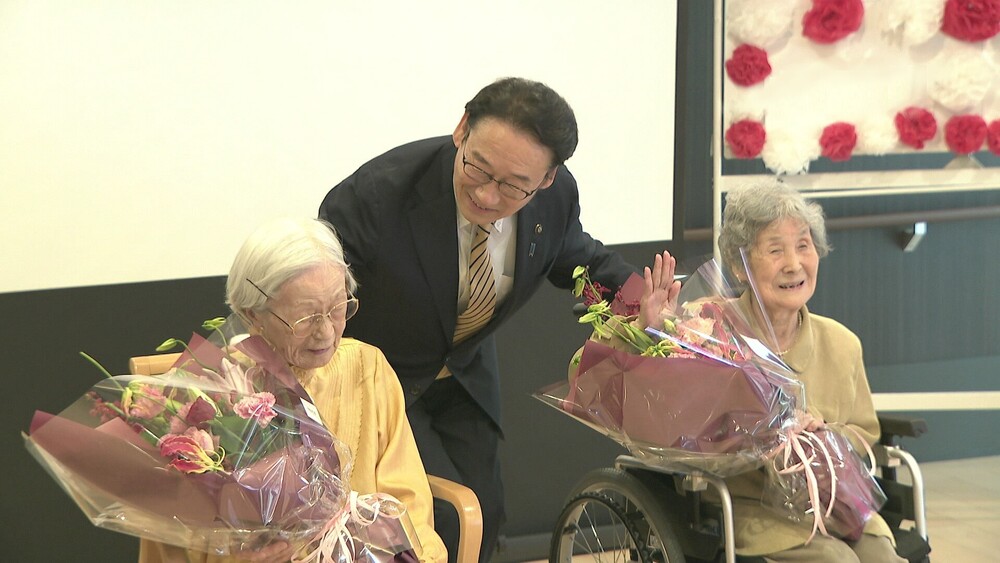 「一生懸命生きていきます」１００歳迎えた女性２人　千葉県市川市長が祝福