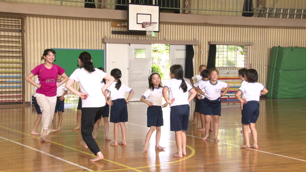 はしゃぎながら全身で表現を！　舞台俳優と振付師が千葉市の小学生にダンス指導