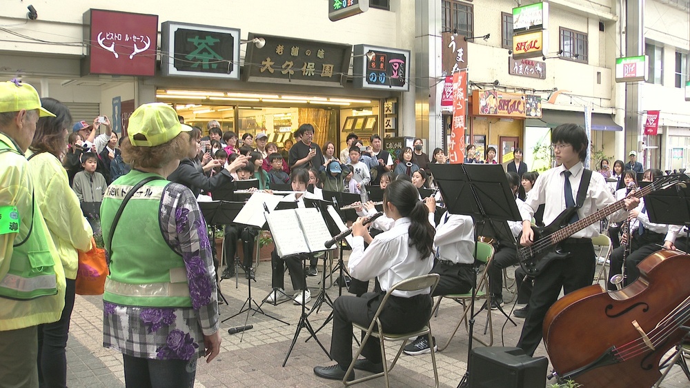 習志野台中学校吹奏楽部による演奏も！　商店街で防犯呼びかけ　千葉・船橋
