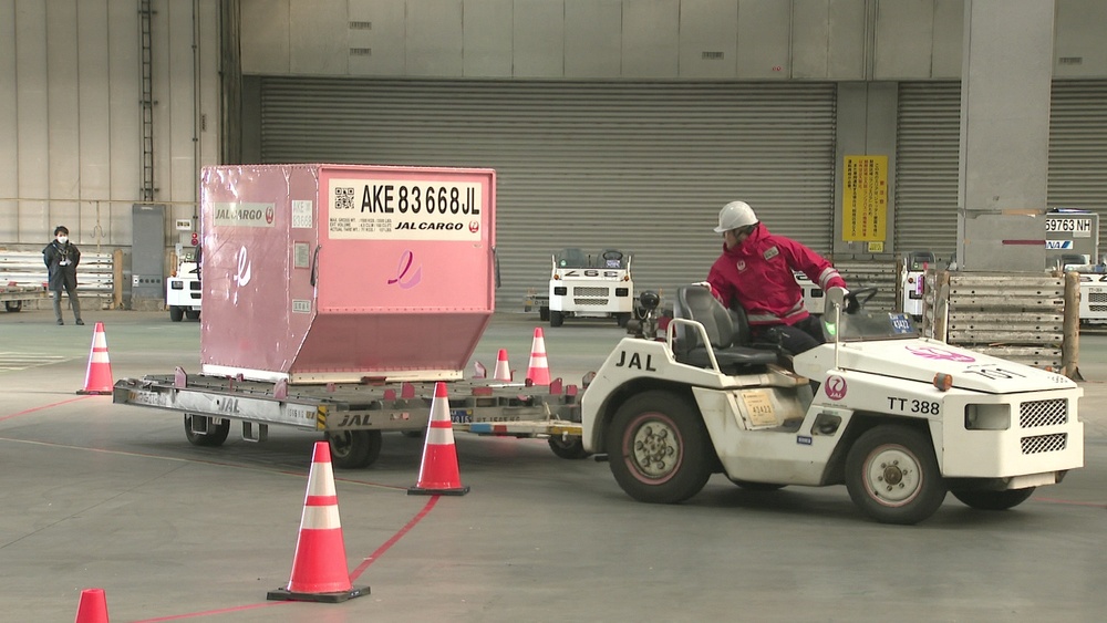 成田空港で「ランプハンドリング」大会　地上業務を担う技術を競う