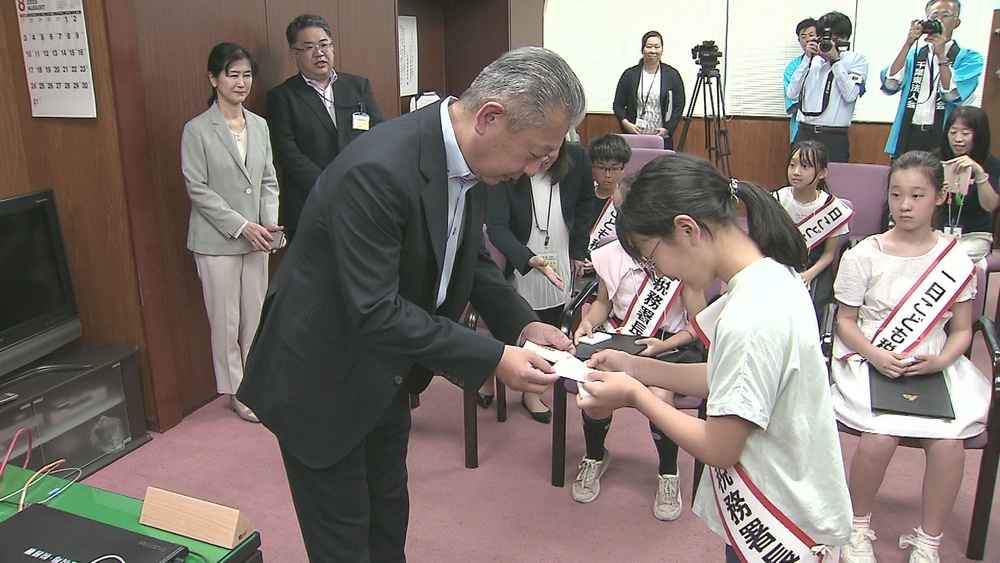 子どもたちが一日税務署長！署長席で笑顔も　千葉東税務署で小学生夏休み税金教室