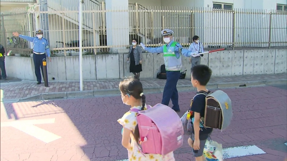 警察官などが登校する児童に交通安全呼びかけ 千葉県船橋市立船橋小学校
