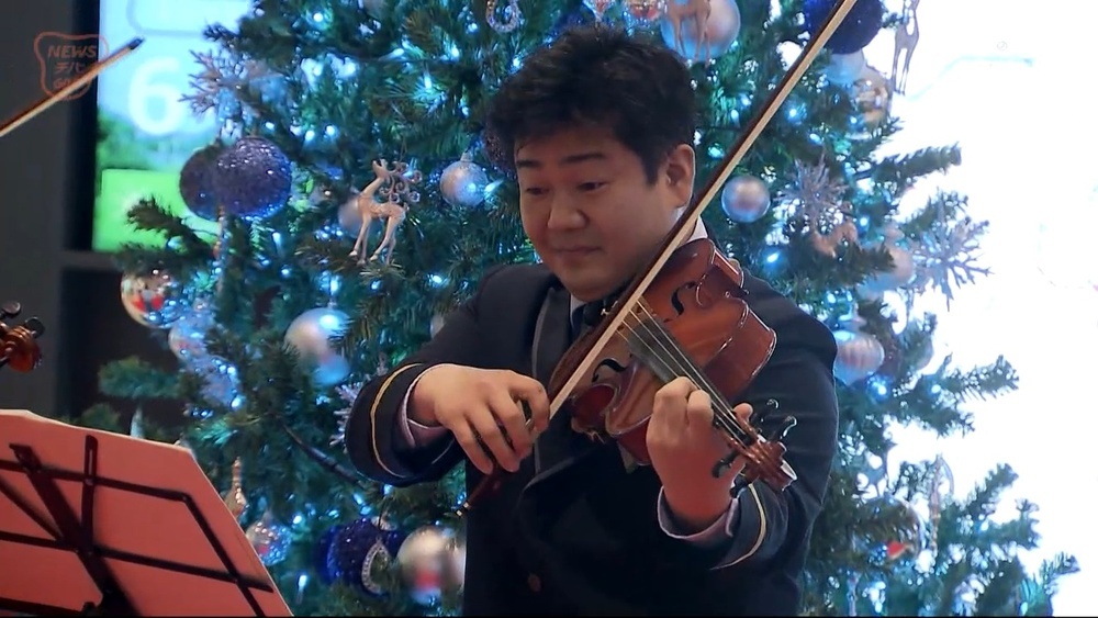 JR千葉駅利用者に音楽のクリスマスプレゼント