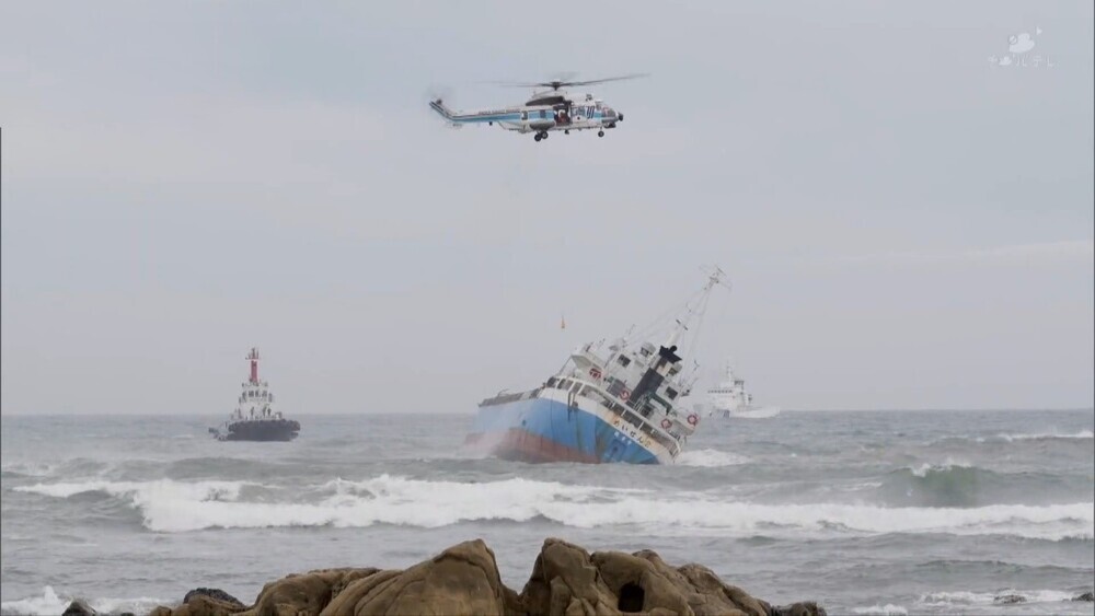 貨物船の船体傾き…千葉県白浜西部漁港沖まで流され座礁