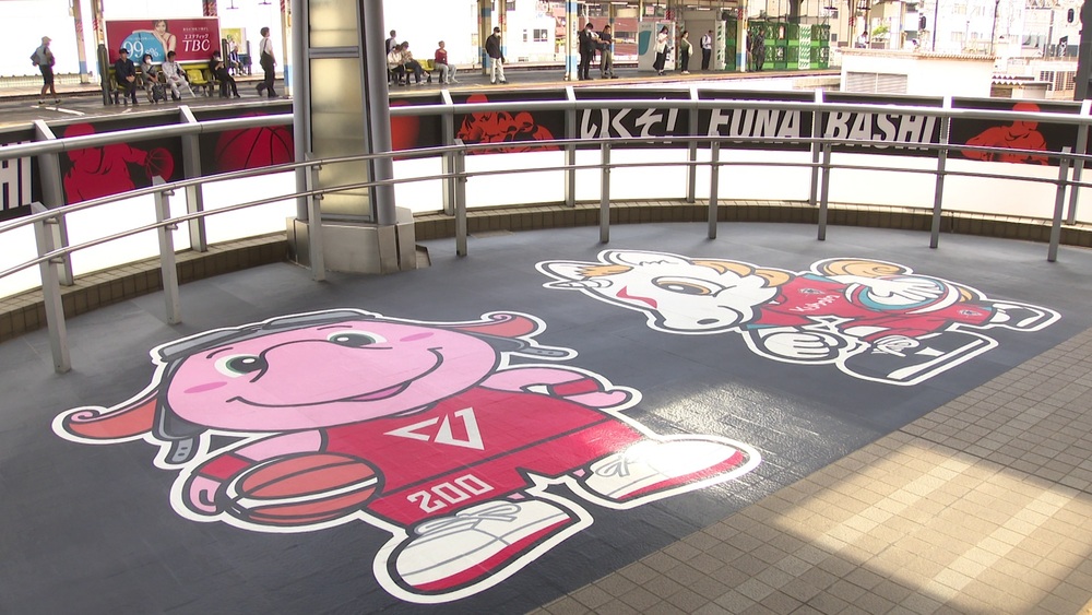 ＪＲ船橋駅南口の歩行者専用通路に千葉ジェッツとクボタスピアーズの装飾