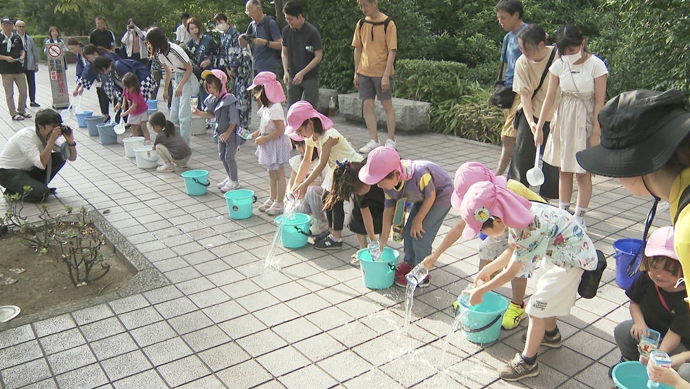 道路の温度が８度下がり効果実感！「涼しくなあれ」と千葉市で住民らが打ち水行う