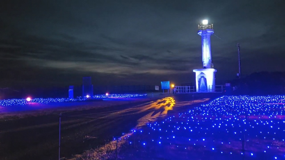 ７色に輝く「恋する灯台」　飯岡灯台で冬のライトアップ始まる　千葉・旭市