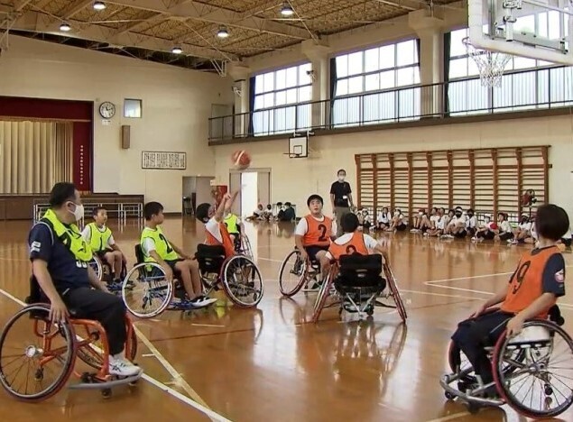 子どもたちが車いすバスケのスピード感あふれるプレーに魅了される チバテレ プラス 子どもたちが車いすバスケのスピード感あふれるプレーに魅了される チバテレ プラス
