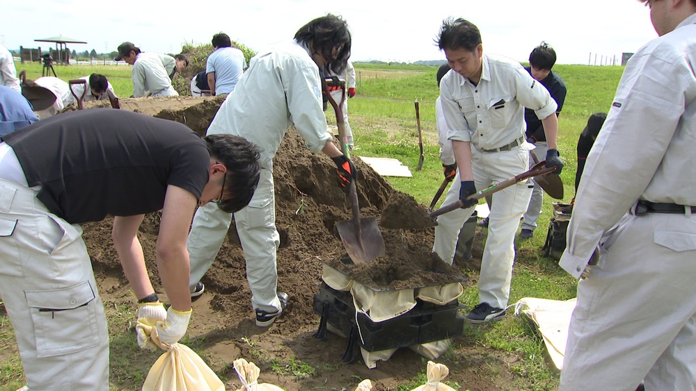 利根川に面する千葉県栄町　水害に備え町職員らが土のう作り行う