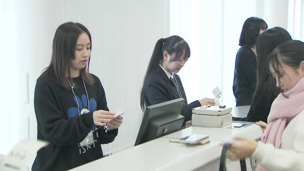 機内食や搭乗手続きの仕事も　成田空港で高校生７０人が職業体験