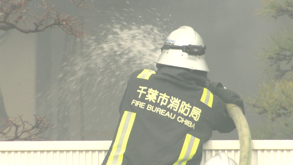 千葉市中央区で住宅火災 ６０代女性搬送も命に別状なし