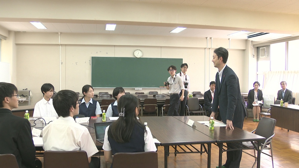 県立千葉高校で熊谷知事と中高生６人が学校や学習の課題などを語り合う