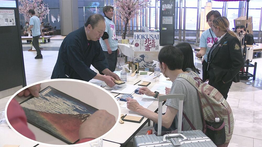 日本の文化を紹介　成田空港で屏風づくり体験　帰国前の外国人旅行客ら