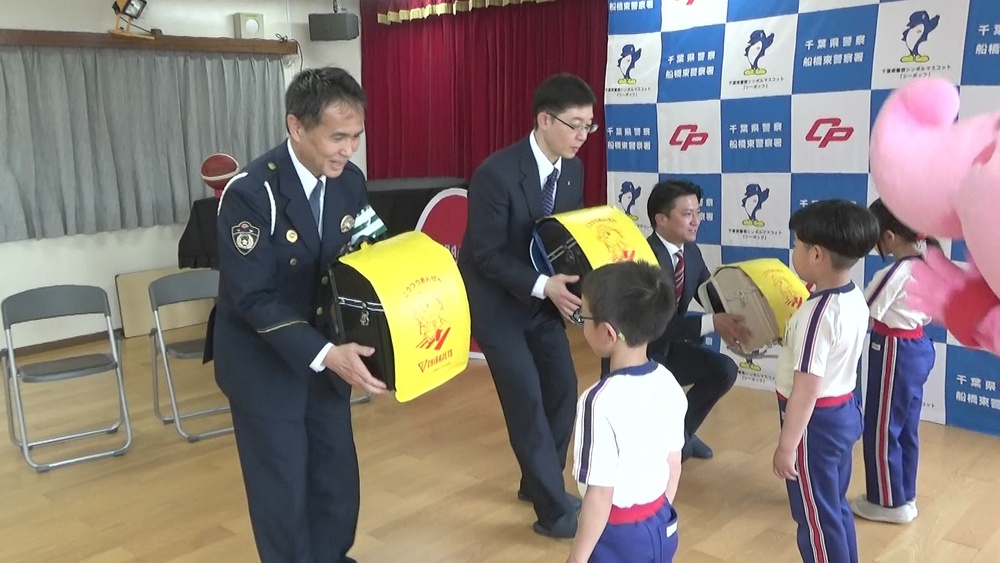 新１年生の交通安全を願って　千葉ジェッツがランドセルカバー贈呈
