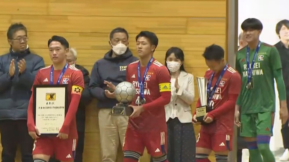 “赤き龍”流経大柏イレブン 全国準優勝を報告 