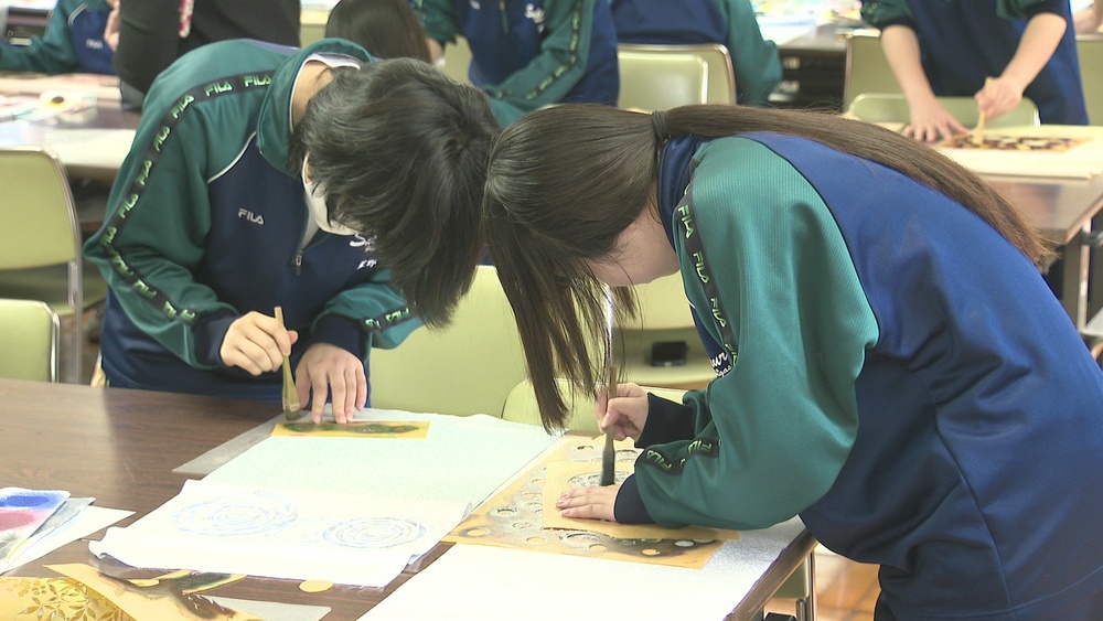 服飾業界のスペシャリスト目指して！千葉県立佐倉東高校の生徒が「友禅染」に挑戦
