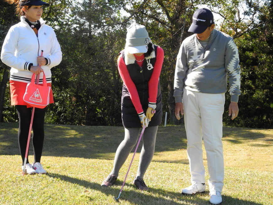 牧野裕のEnjoy Golf～左足下がりのアプローチについて～