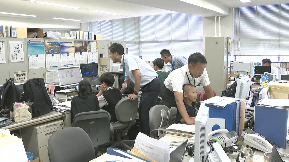 千葉県庁で「子ども参観日」　子どもたちが作った名刺を親の上司と交換
