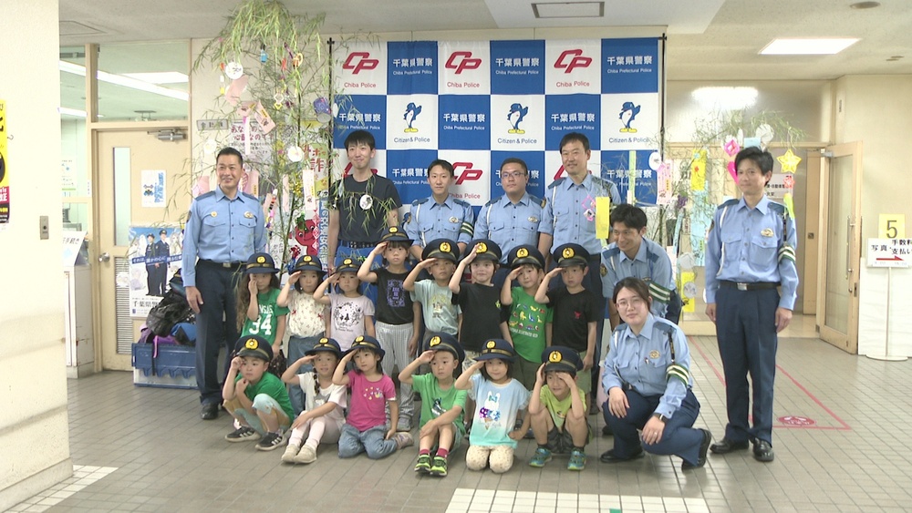 「事故にあいませんように」浦安市の保育園児らが七夕飾りを地元警察署に寄贈